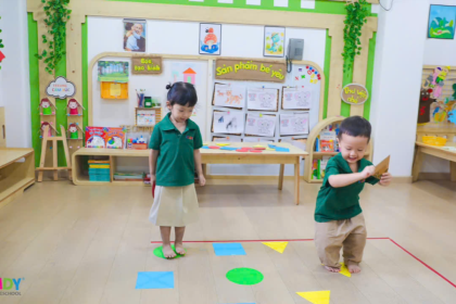 Hoạt động vận động kết hợp học tập cho trẻ mầm non