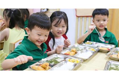 Khi Giờ Ăn Không Còn Là “Cuộc Chiến”: 7 Cách Giúp Bé Ăn Uống Tự Nhiên Hơn