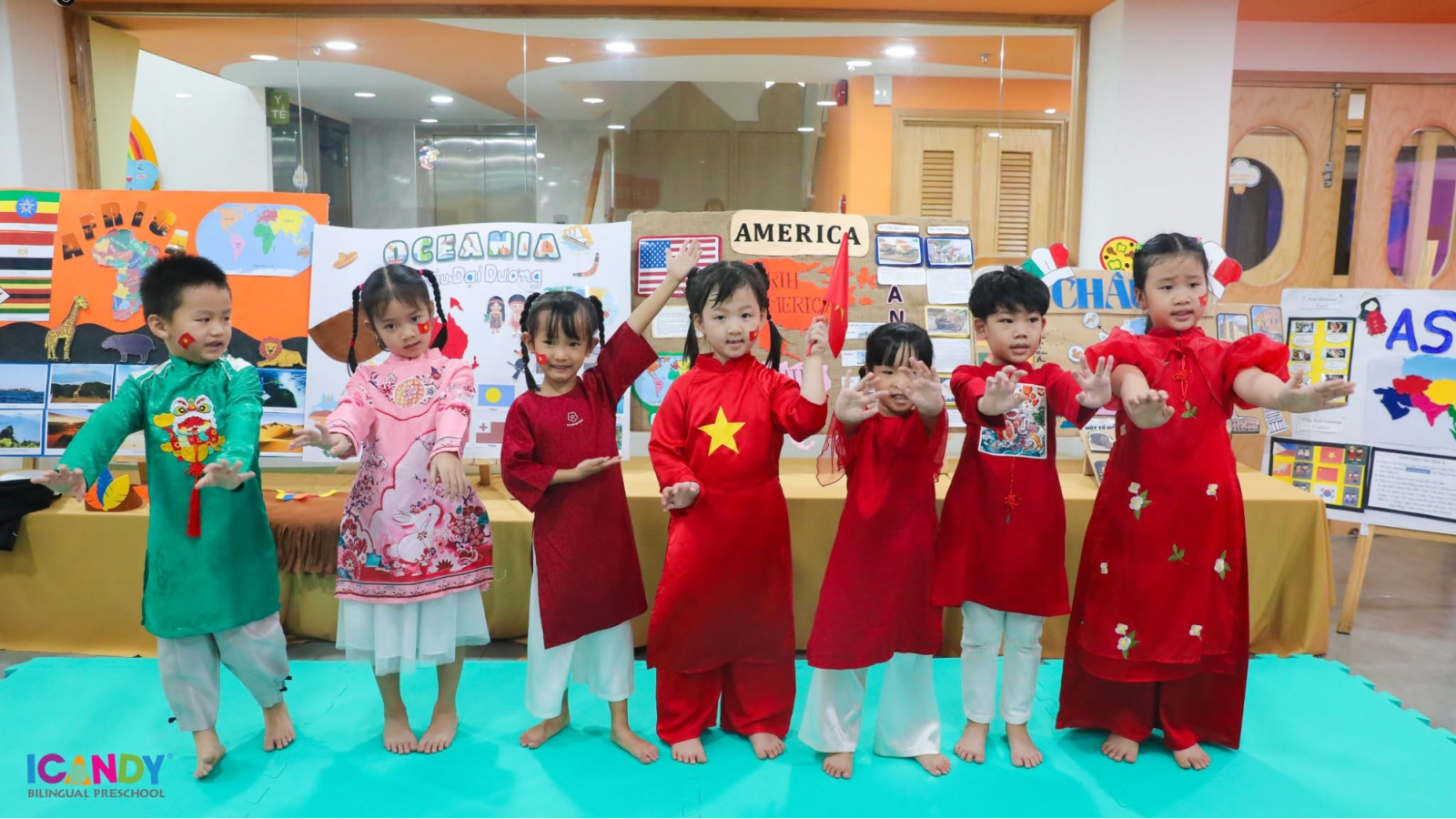 Học sinh ICANDY Preschool rạng rỡ diện áo dài truyền thống, tự tin biểu diễn trên sân khấu sự kiện của nhà trường