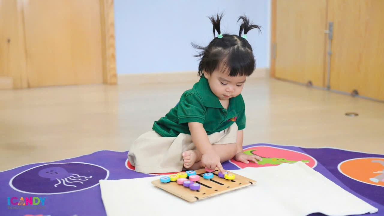 Bé 18-24 tháng tại ICANDY Preschool rèn luyện vận động tay với đồ chơi gỗ