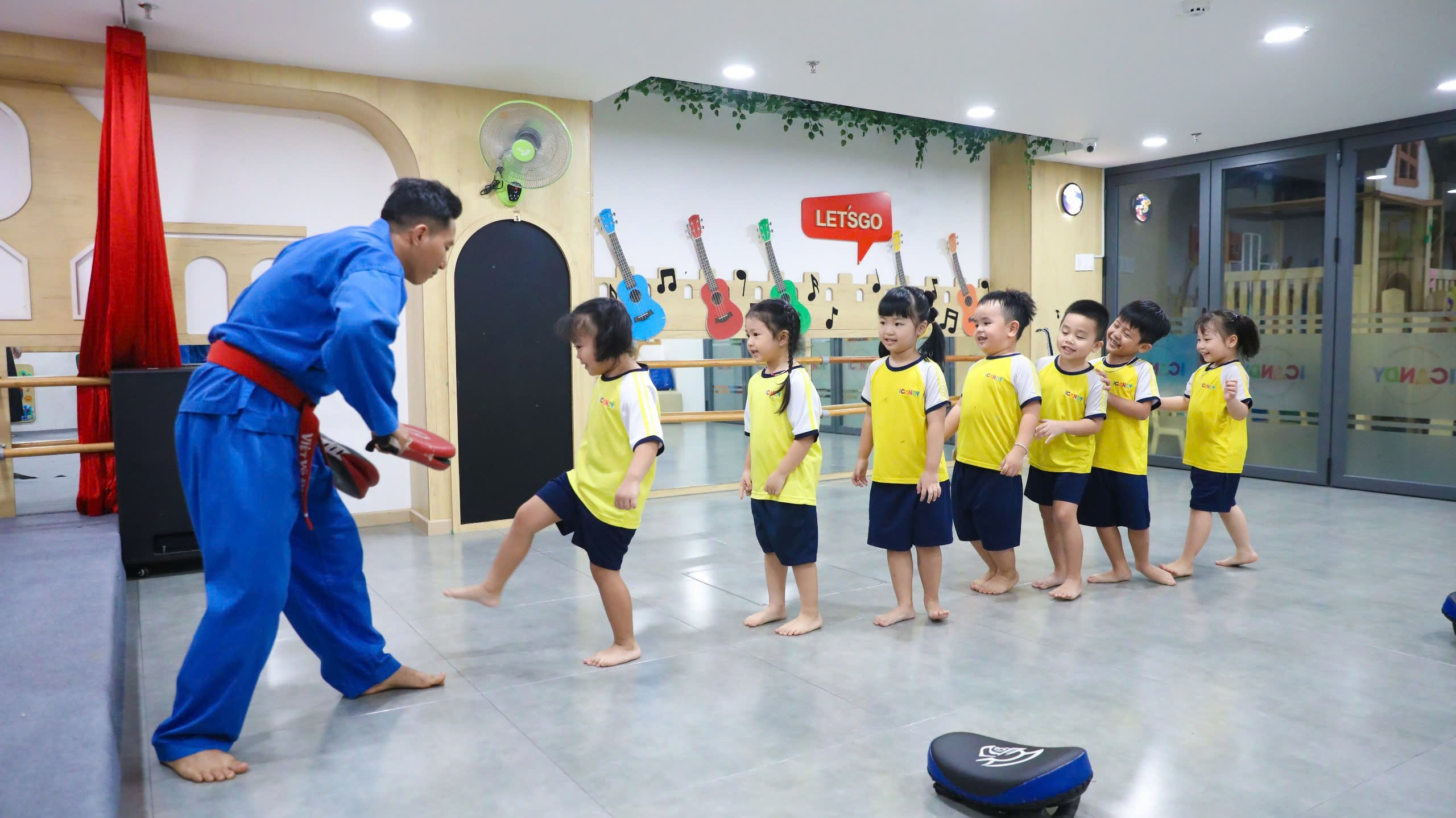 B&eacute; mầm non ICANDY Preschool h&agrave;o hứng tập đ&aacute; đ&iacute;ch trong giờ học v&otilde;