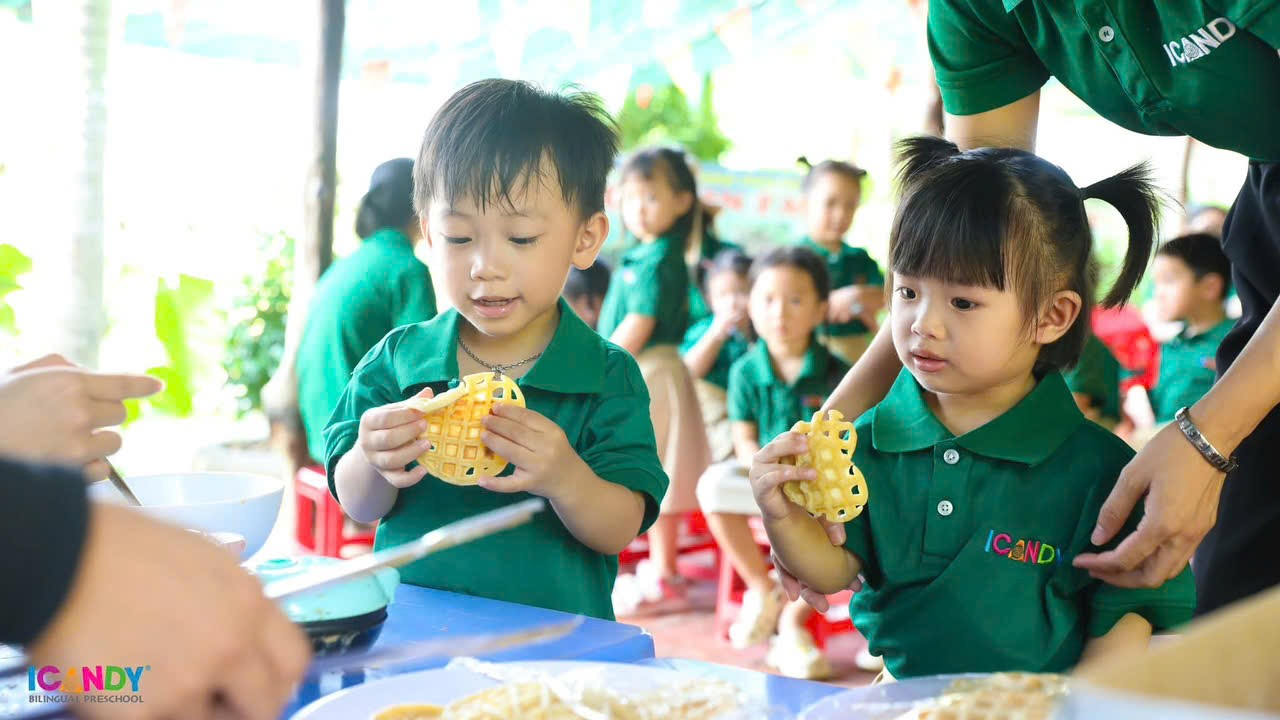 B&eacute; mầm non ICANDY Preschool h&agrave;o hứng thưởng thức m&oacute;n b&aacute;nh 