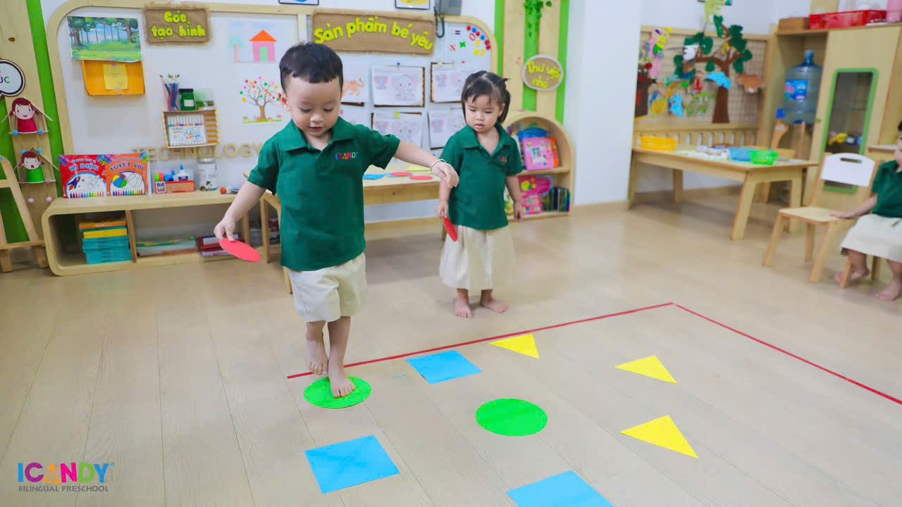 B&eacute; mầm non ICANDY Preschool r&egrave;n luyện thăng bằng v&agrave; nhận biết h&igrave;nh khối qua tr&ograve; chơi vận động