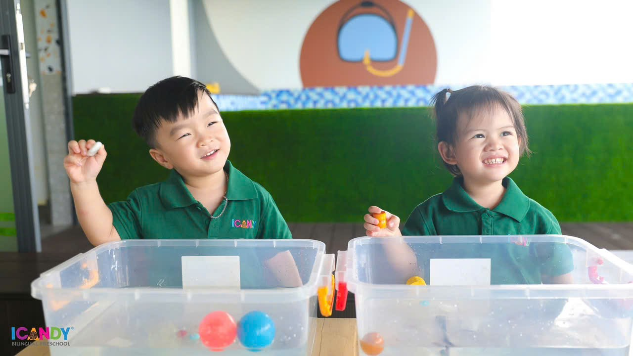 Bé mầm non khám phá thí nghiệm khoa học chìm nổi cùng nước