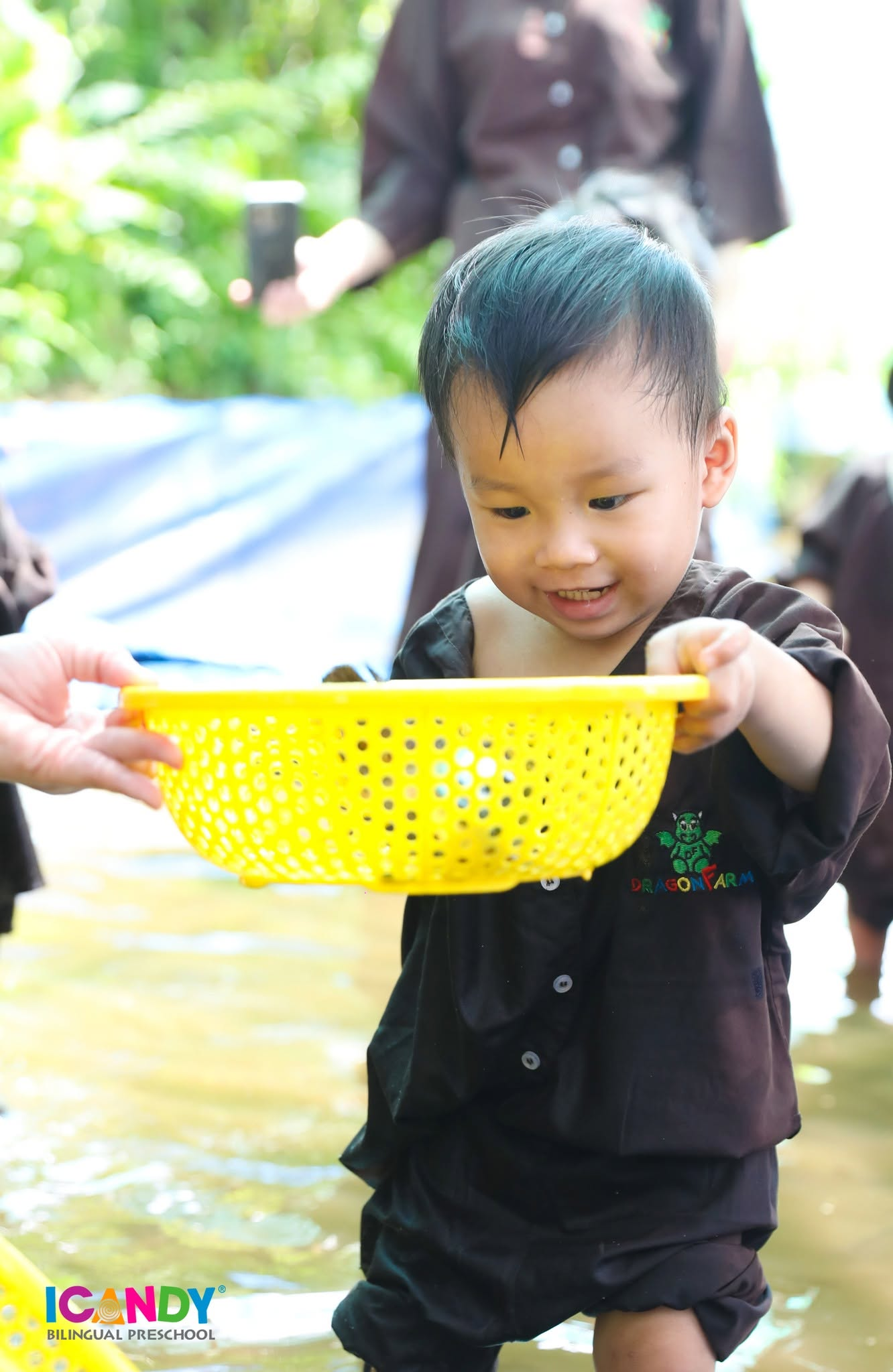 B&eacute; trai th&iacute;ch th&uacute; trải nghiệm bắt c&aacute; bằng rổ nhựa trong chuyến d&atilde; ngoại thực tế của ICANDY Preschool