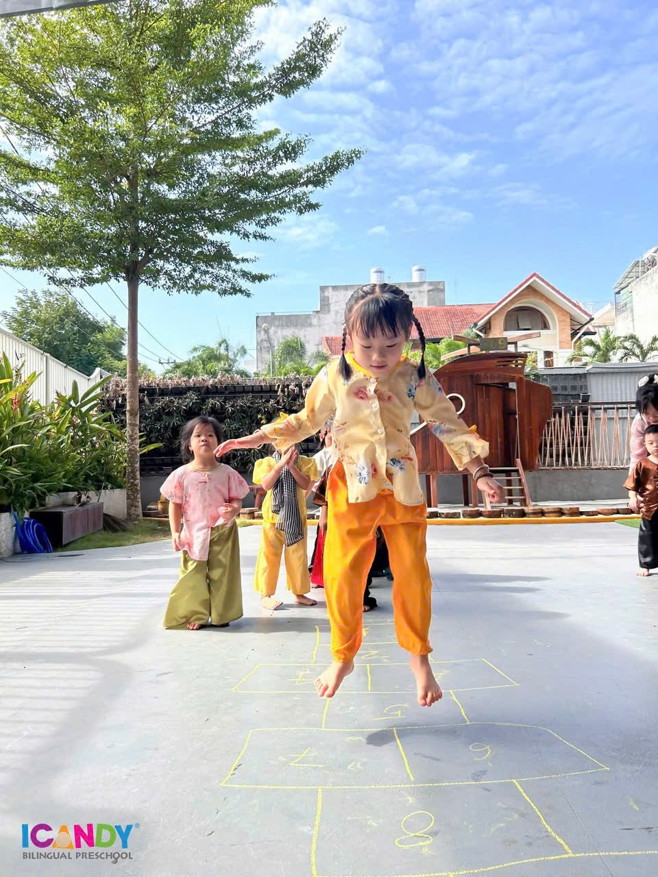 B&eacute; mầm non ICANDY Preschool h&agrave;o hứng chơi nhảy l&ograve; c&ograve; theo &ocirc; số ngo&agrave;i trời