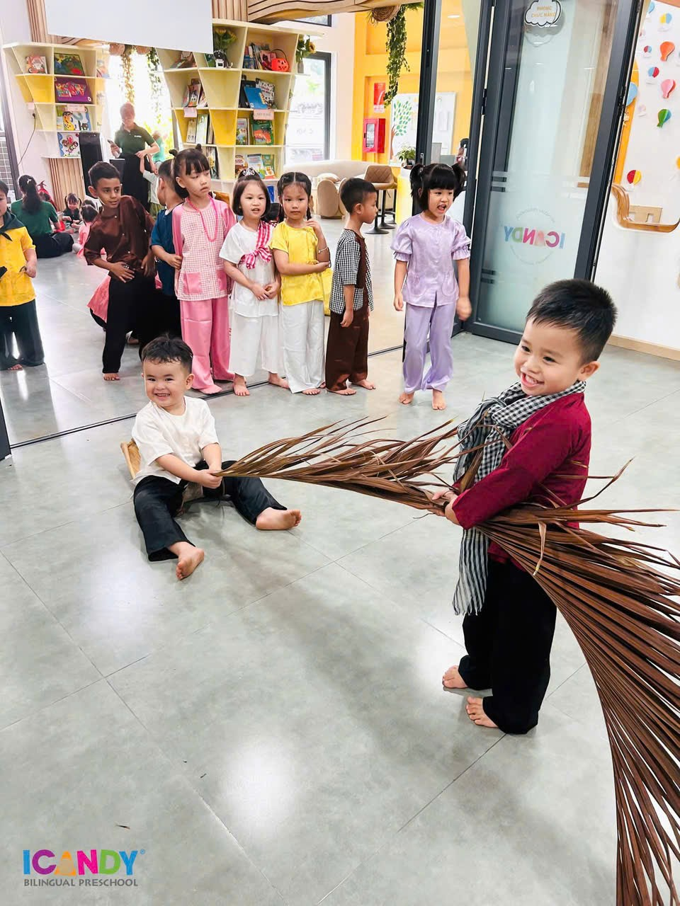 Học sinh ICANDY Preschool th&iacute;ch th&uacute; trải nghiệm tr&ograve; chơi k&eacute;o t&agrave;u cau d&acirc;n gian