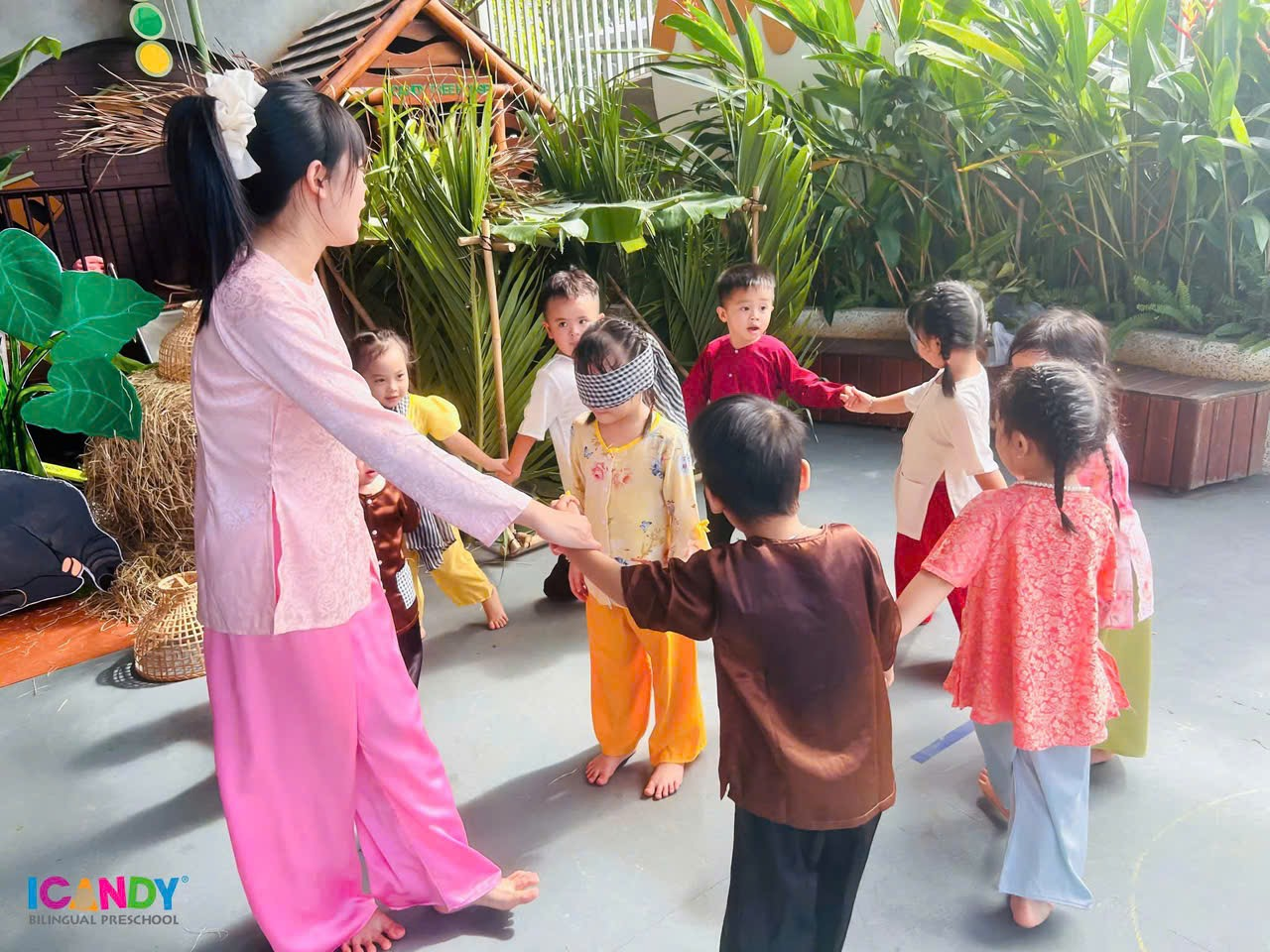 C&ocirc; tr&ograve; ICANDY Preschool c&ugrave;ng tham gia tr&ograve; chơi bịt mắt bắt d&ecirc; s&ocirc;i nổi