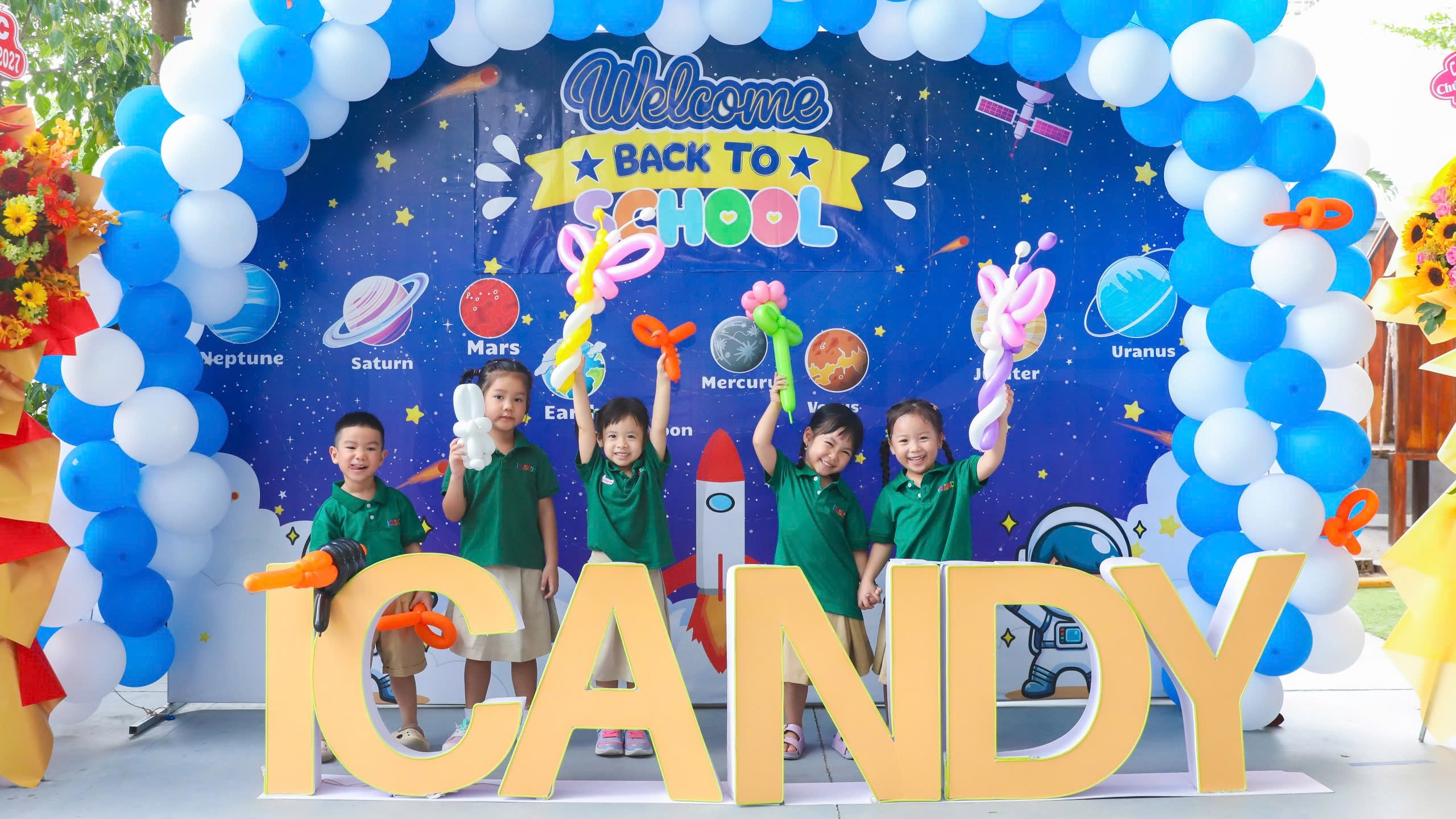C&aacute;c b&eacute; mầm non ICANDY rạng rỡ cầm b&oacute;ng bay check-in ng&agrave;y tựu trường Back to School