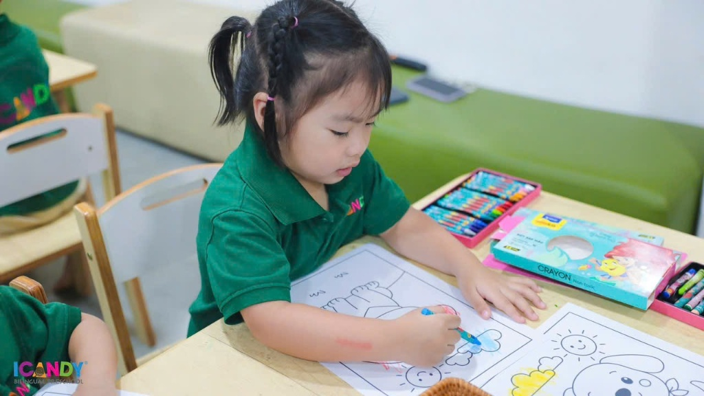  Bé rèn luyện cơ tay và sự khéo léo qua hoạt động tô màu sáp 