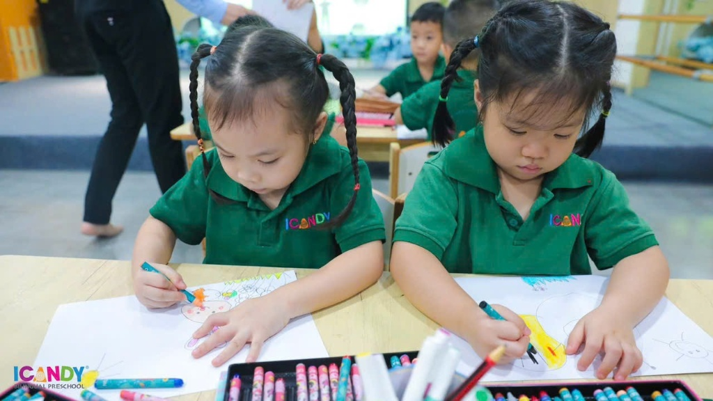 Giờ học mỹ thuật rèn vận động tinh khéo léo của các bé tại ICANDY Preschool