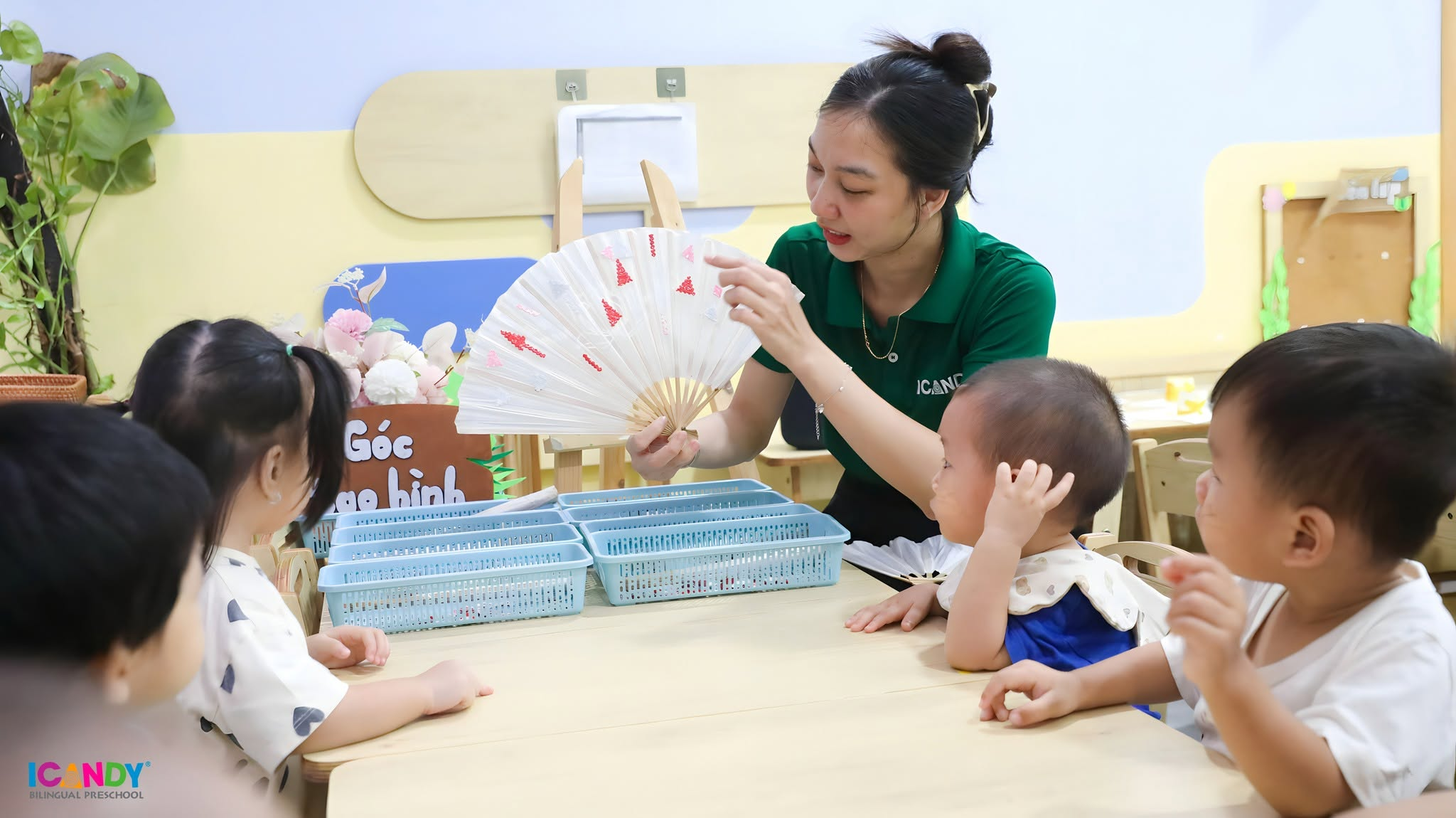 C&ocirc; gi&aacute;o giới thiệu sản phẩm cho c&aacute;c b&eacute; tại lớp học ICANDY Preschool