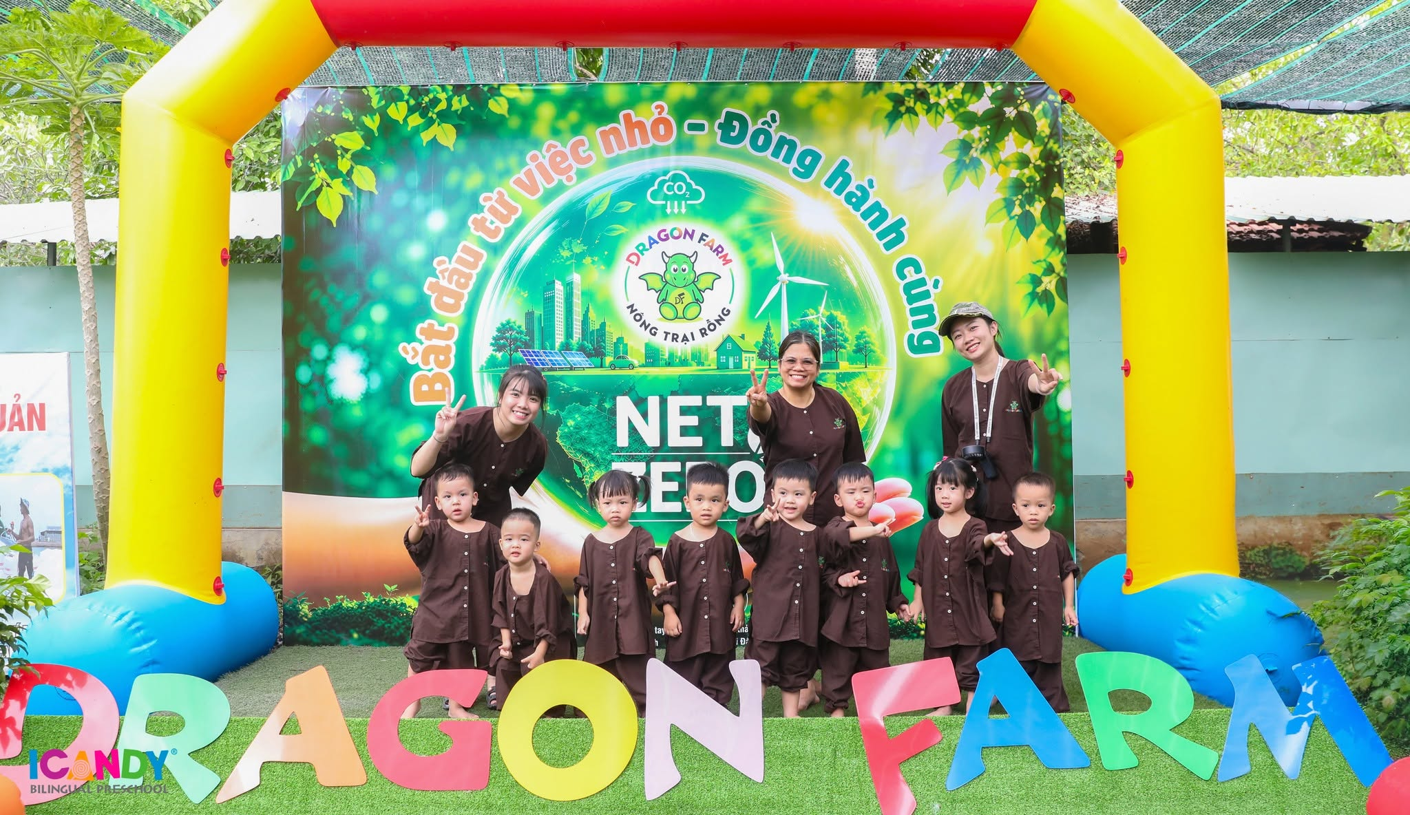 C&ocirc; tr&ograve; trường mầm non ICANDY rạng rỡ chụp ảnh kỷ niệm trong trang phục b&agrave; ba tại n&ocirc;ng trại d&atilde; ngoại