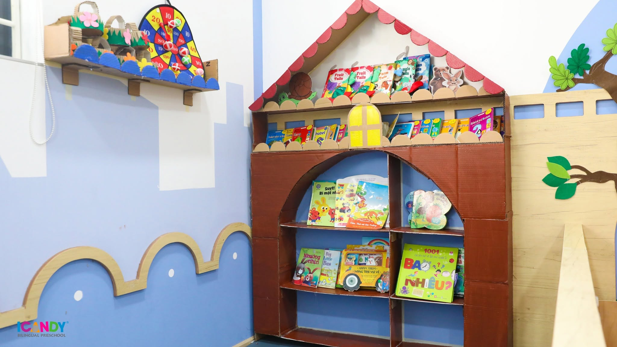 G&oacute;c thư viện s&aacute;ch truyện tranh v&agrave; học cụ tương t&aacute;c h&igrave;nh ng&ocirc;i nh&agrave; ngộ nghĩnh tại ICANDY preschool