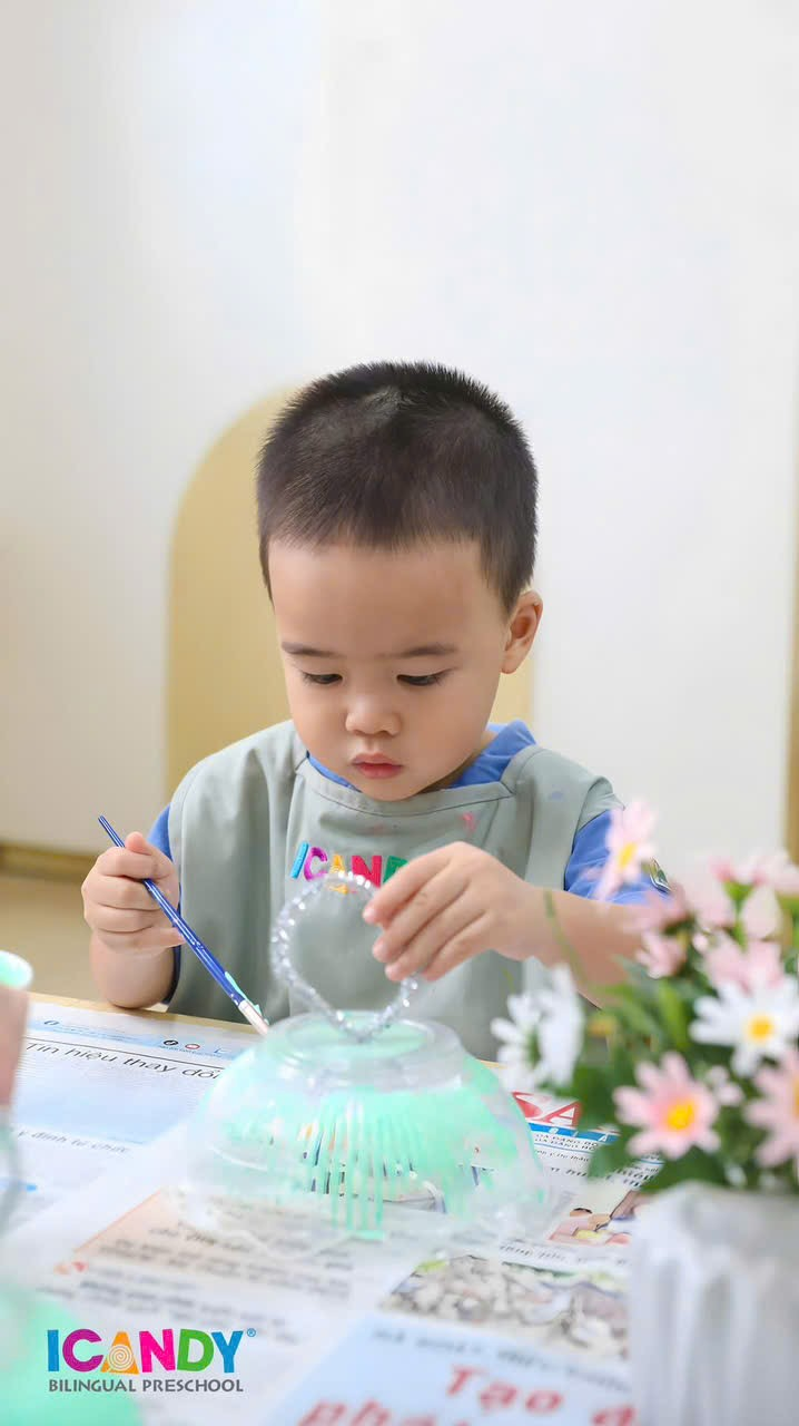 Học sinh ICANDY Preschool say sưa s&aacute;ng tạo tạo h&igrave;nh từ nguy&ecirc;n vật liệu t&aacute;i chế