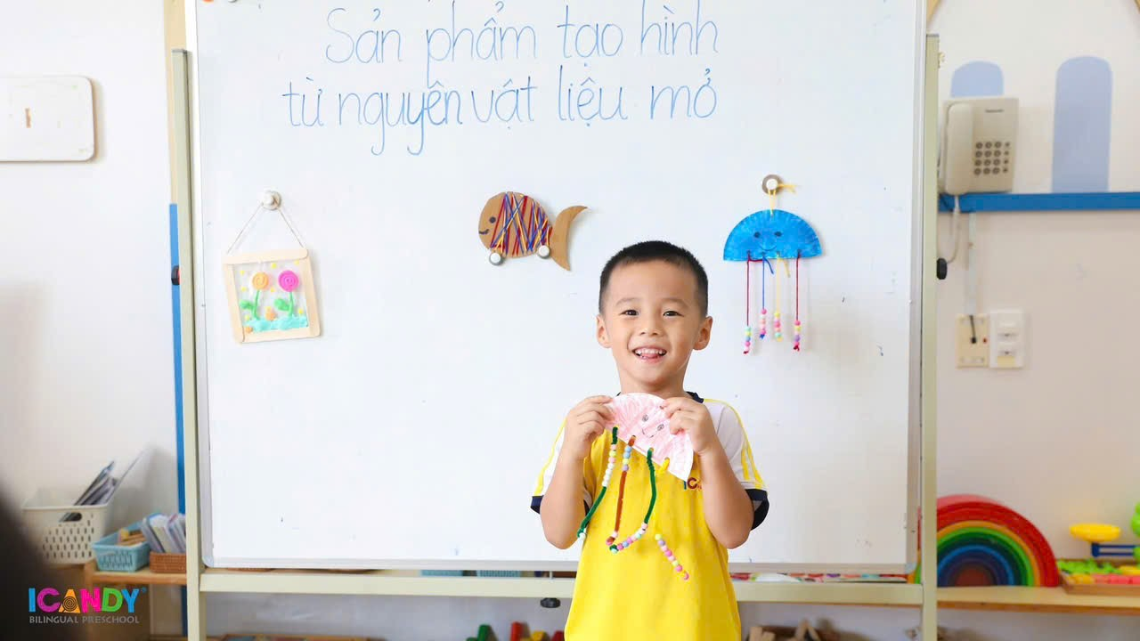 Học sinh ICANDY Preschool tự hào khoe sản phẩm tạo hình sáng tạo từ nguyên vật liệu mở