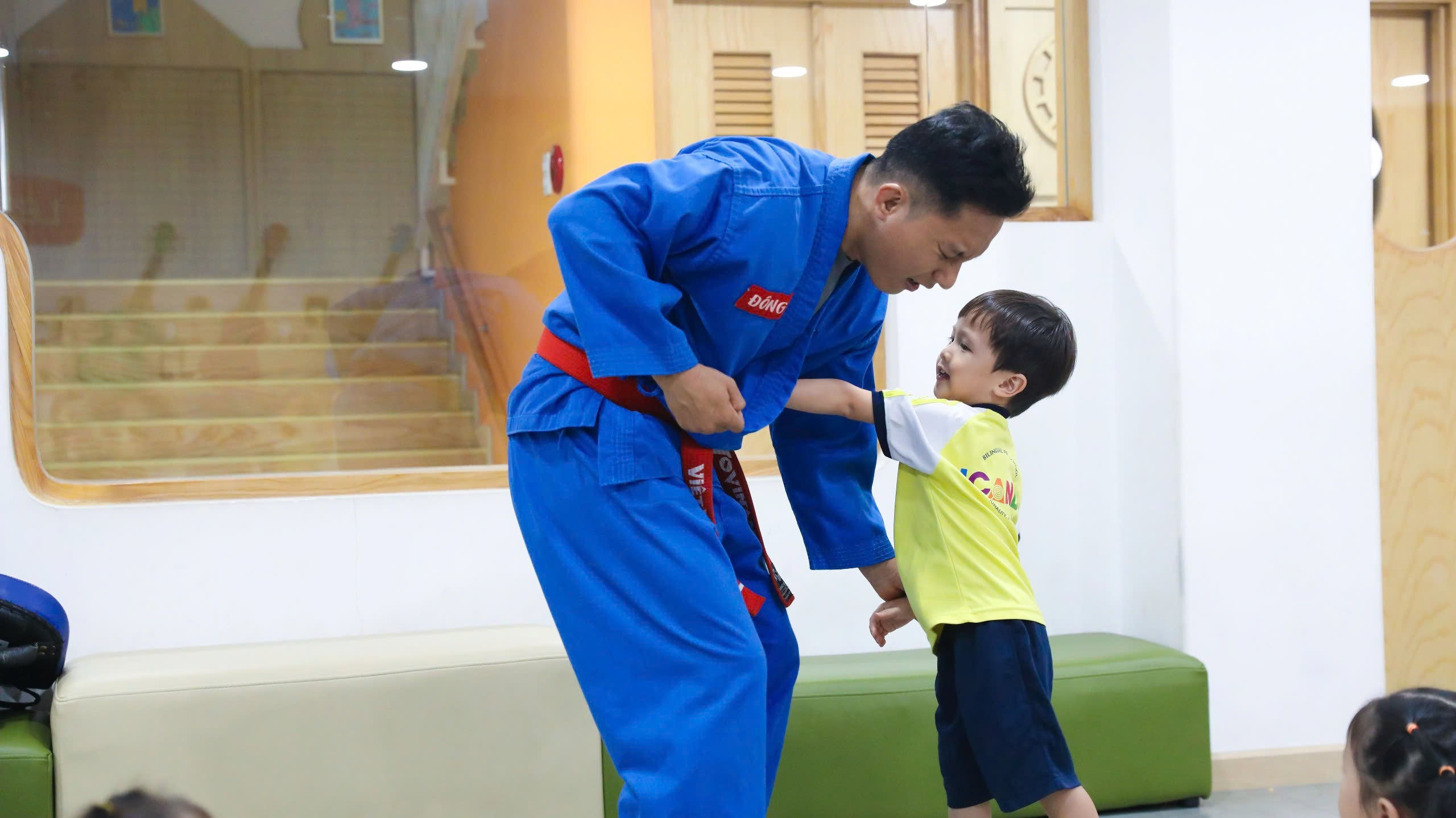 Huấn luyện vi&ecirc;n hướng dẫn động t&aacute;c v&otilde; thuật cho b&eacute; tại ICANDY Preschool