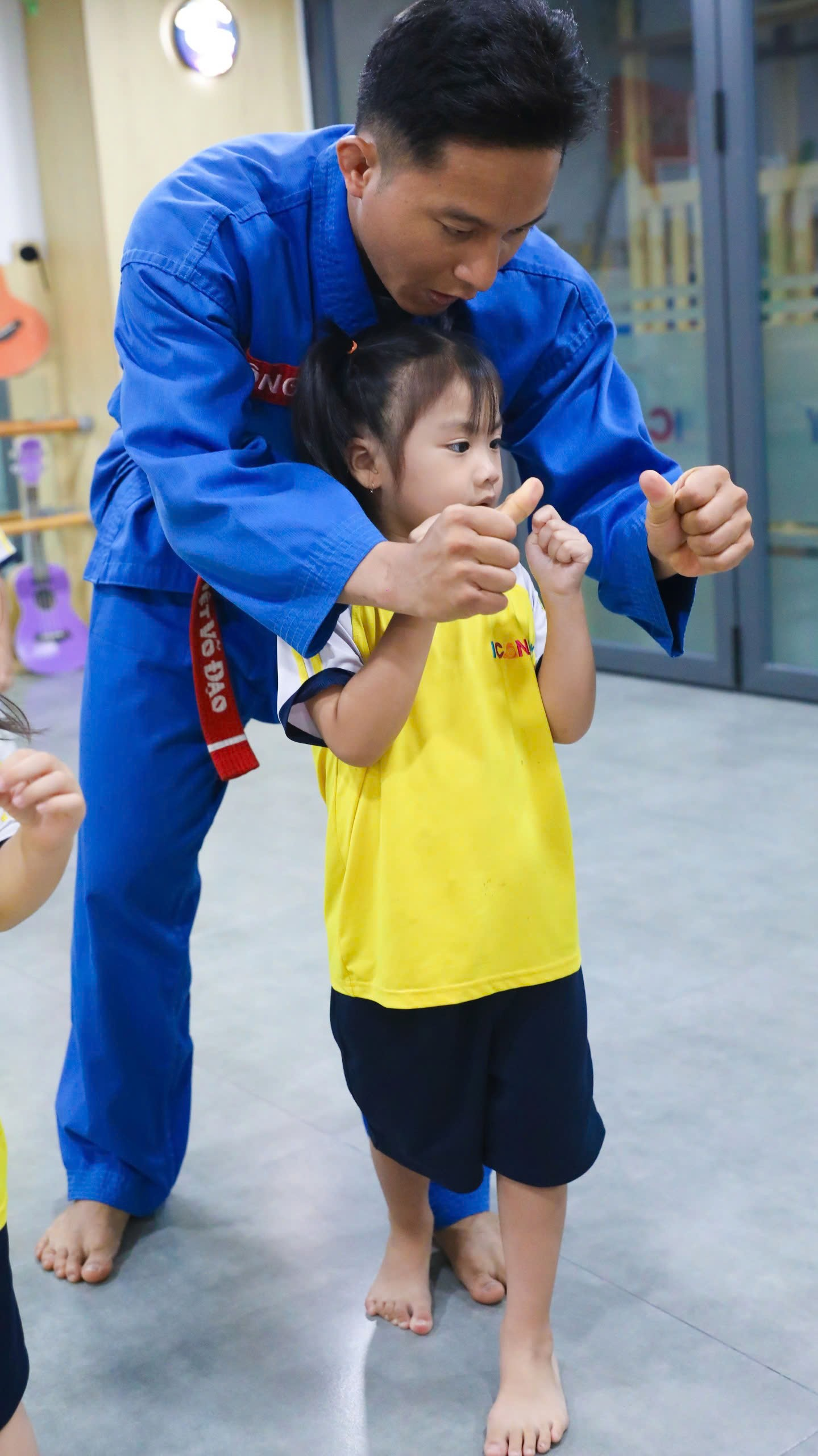 Huấn luyện vi&ecirc;n tận t&igrave;nh chỉnh thế thủ v&otilde; thuật cho b&eacute; g&aacute;i tại ICANDY Preschool