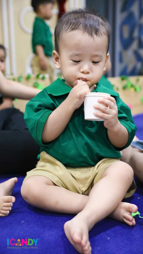 Học sinh mầm non ICANDY Preschool rèn tính tự lập trong giờ ăn phụ