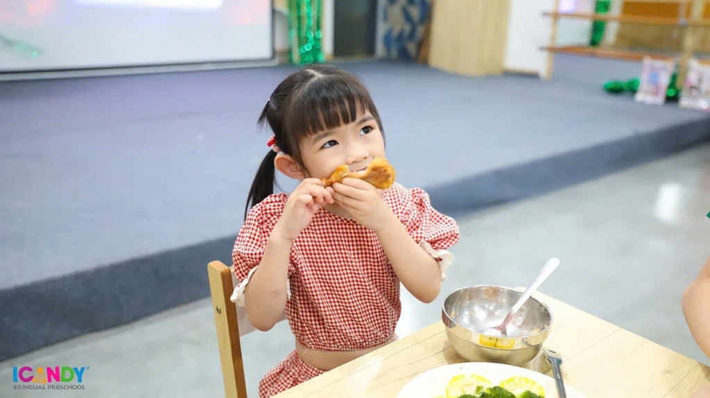 Học sinh ICANDY Preschool vui vẻ ăn uống 