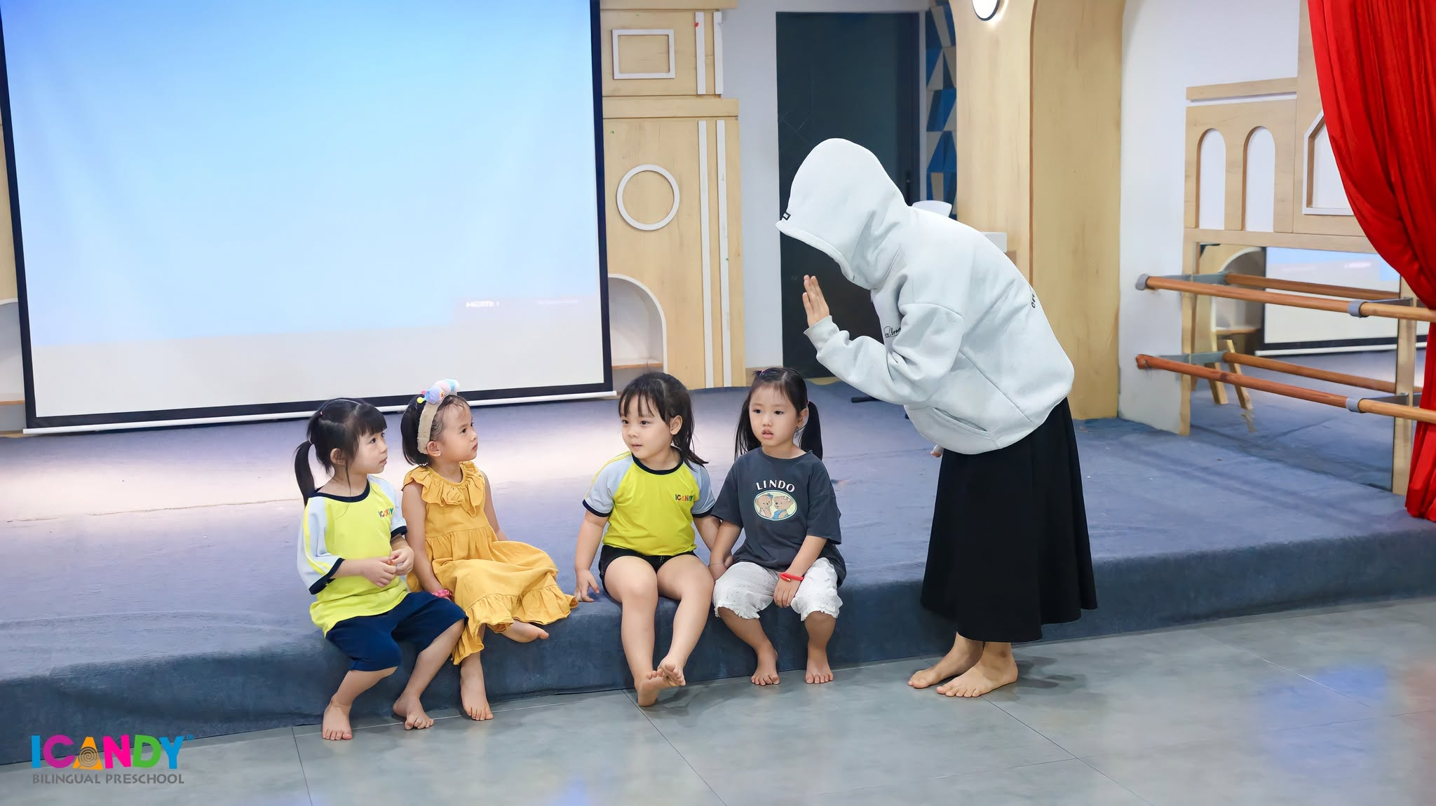 Nh&oacute;m b&eacute; g&aacute;i mầm non theo d&otilde;i v&agrave; tương t&aacute;c với c&ocirc; gi&aacute;o trong giờ học kh&ocirc;ng đi theo người lạ