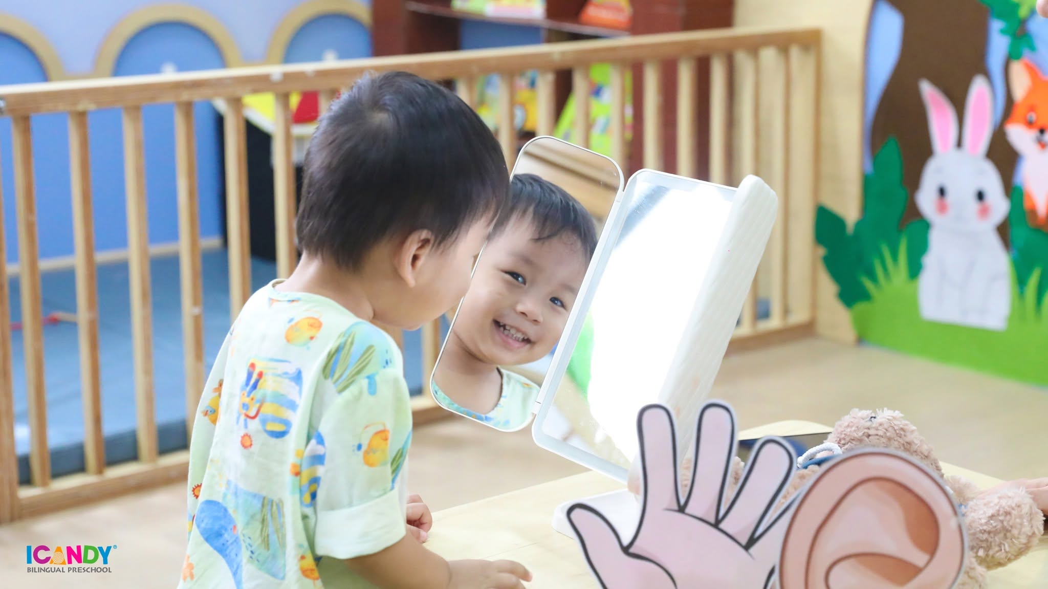 B&eacute; mầm non th&iacute;ch th&uacute; soi gương v&agrave; cười rạng rỡ 
