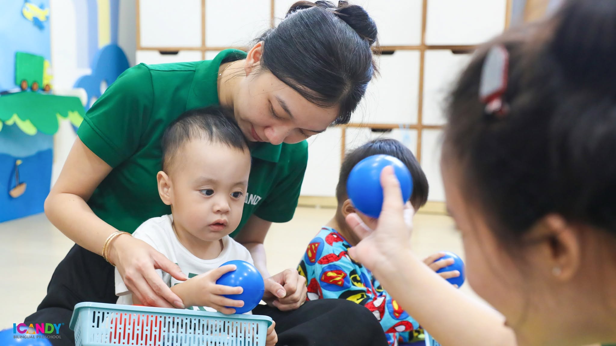 Bé hào hứng tham gia hoạt động nhận biết màu sắc cùng cô giáo tại ICANDY Preschool