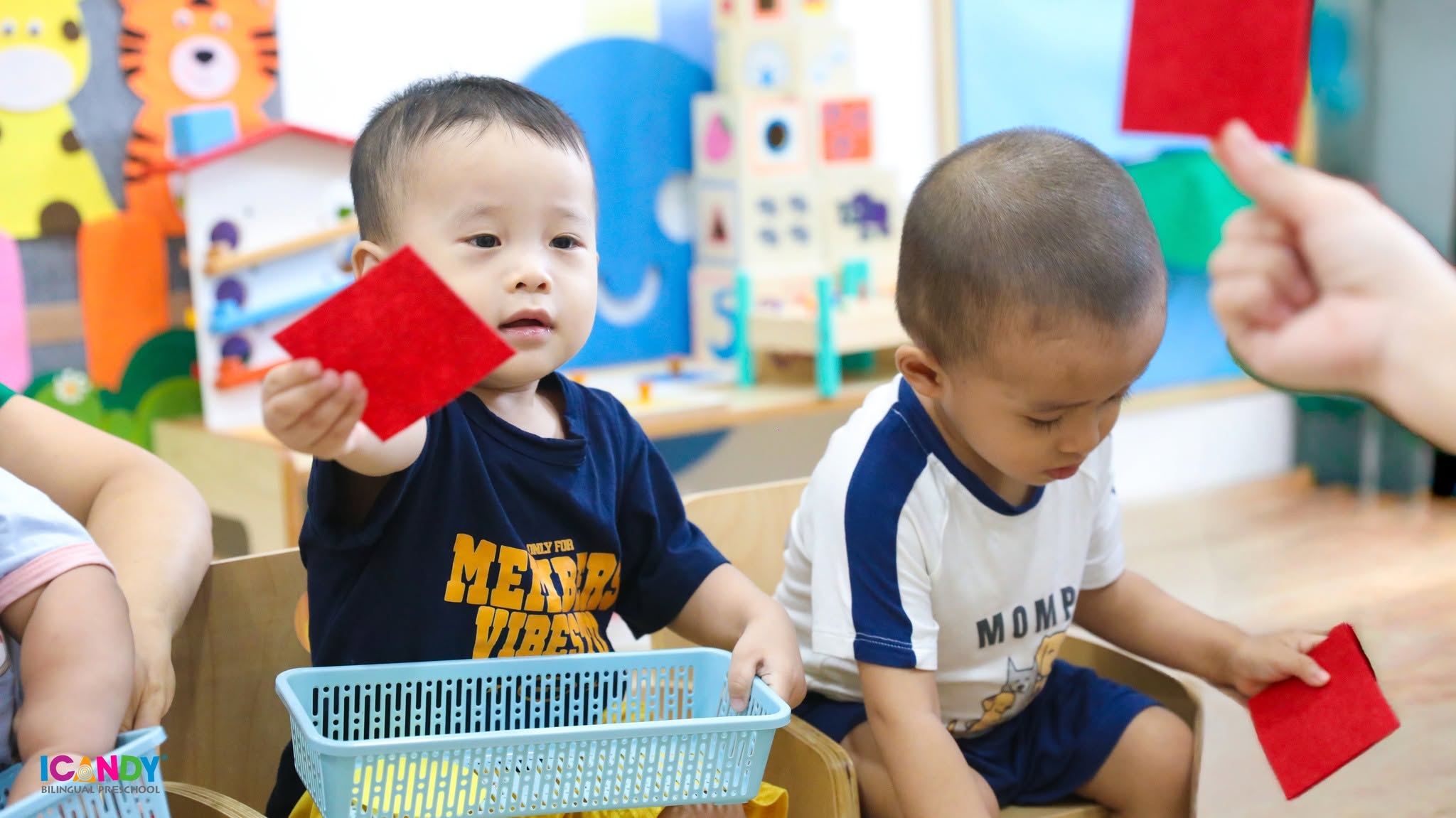B&eacute; mầm non h&agrave;o hứng tham gia hoạt động nhận biết m&agrave;u sắc v&agrave; h&igrave;nh học