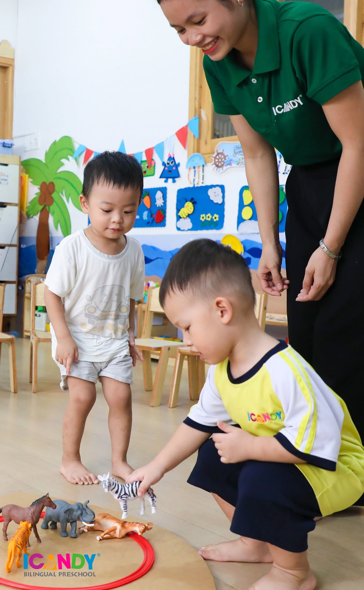 C&aacute;c bạn nhỏ chăm ch&uacute; chơi v&agrave; nhận biết c&aacute;c con vật đồ chơi sinh động