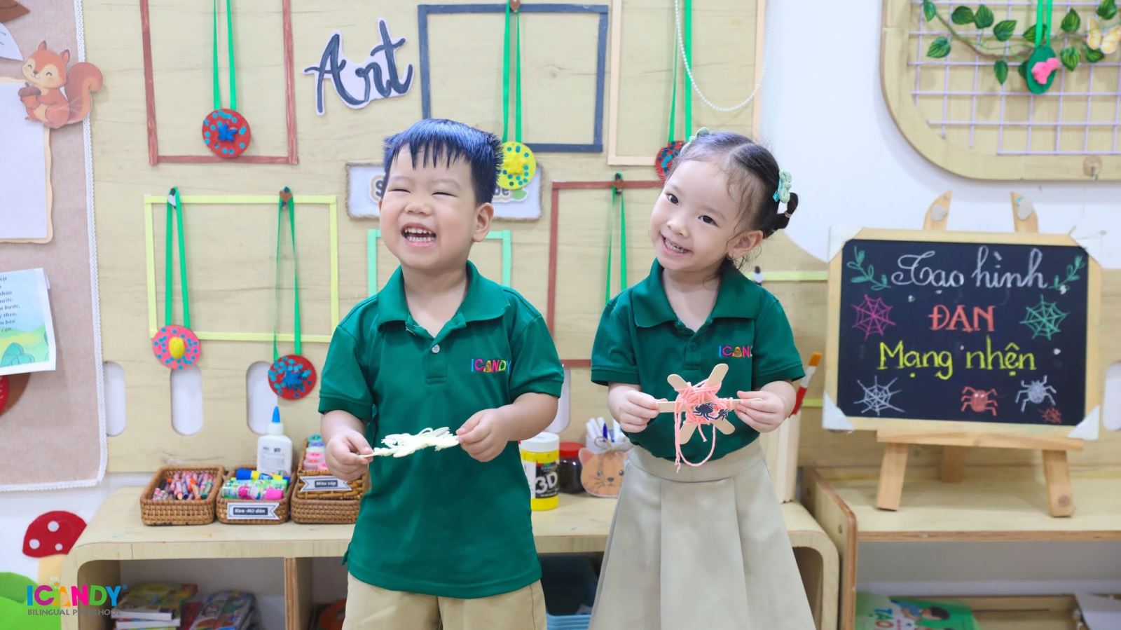 Bé mầm non vui vẻ khoe sản phẩm thủ công tại ICANDY Preschool
