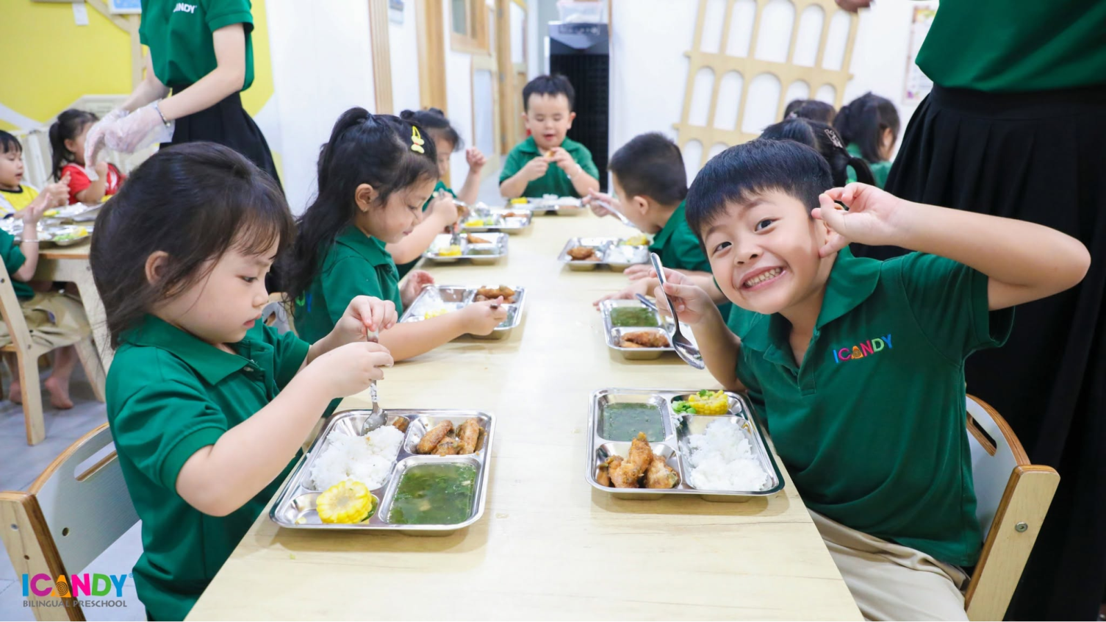 Bé mầm non ICANDY Preschool tự xúc khay cơm trưa đầy đủ rau xanh và món mặn bổ dưỡng