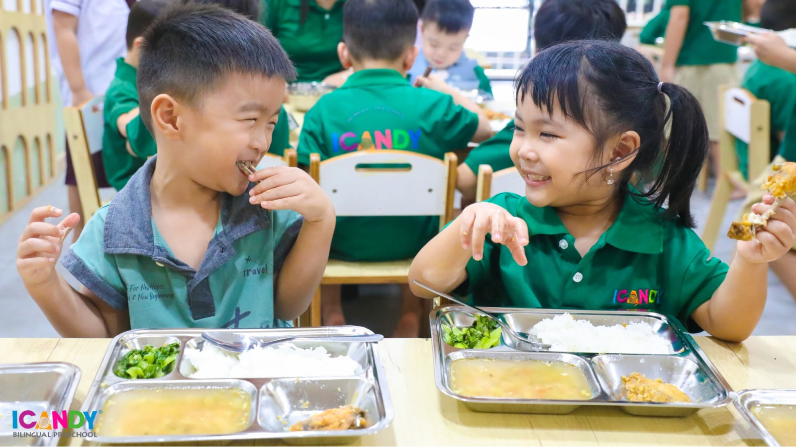 Học sinh ICANDY Preschool hào hứng thưởng thức bữa ăn trưa dinh dưỡng đủ chất cùng bạn bè