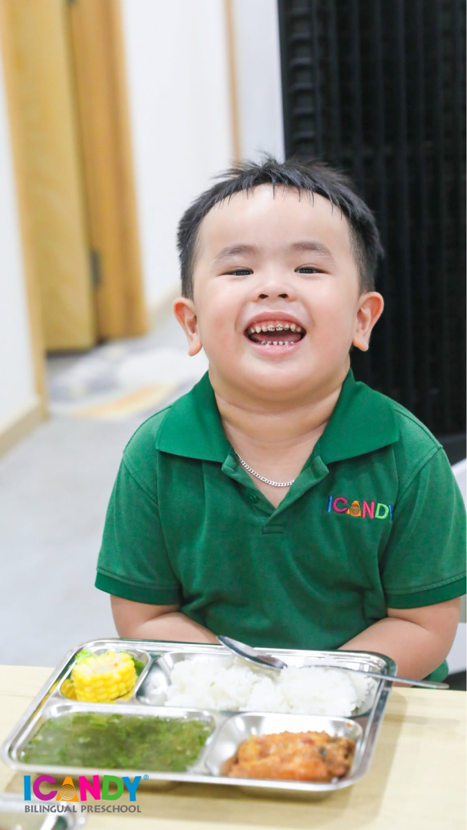 Trẻ mầm non ICANDY Preschool tự giác ăn canh rau củ và món ngon trong giờ cơm trưa