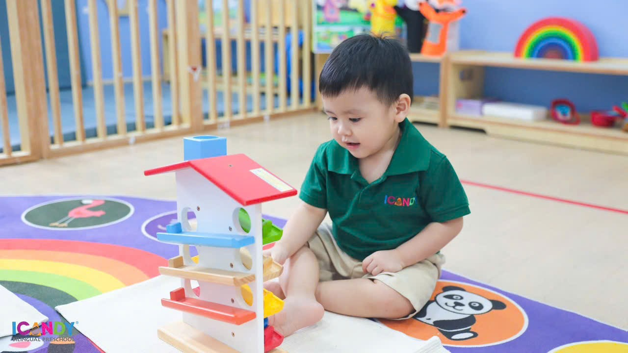 Bé mầm non ICANDY Preschool tập trung chơi đồ chơi tháp trượt bóng gỗ phát triển tư duy