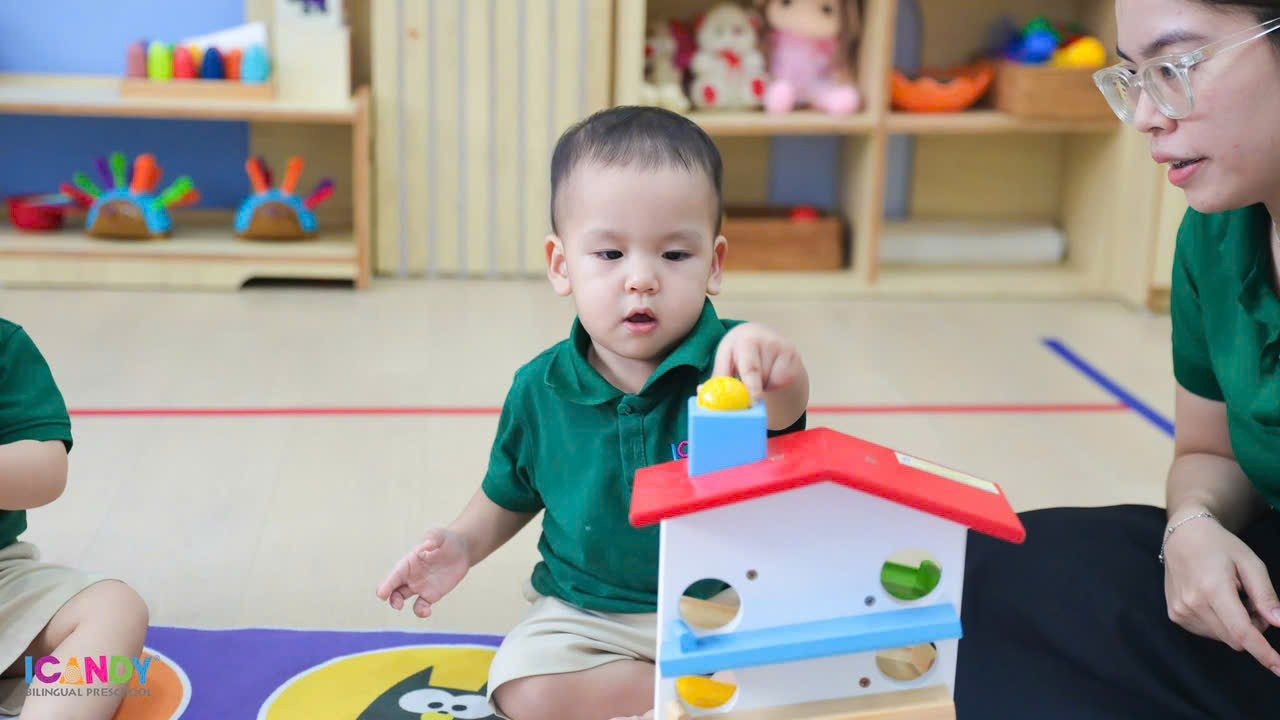 Bé mầm non ICANDY Preschool tập trung xếp khối hình logic rèn luyện tính kiên nhẫn
