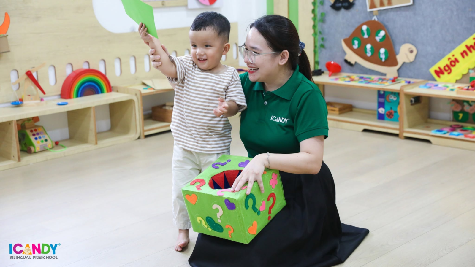 Sự đồng hành ân cần của đội ngũ giáo viên tại ICANDY Preschool giúp con nhanh chóng xóa tan cảm giác lạ lẫm