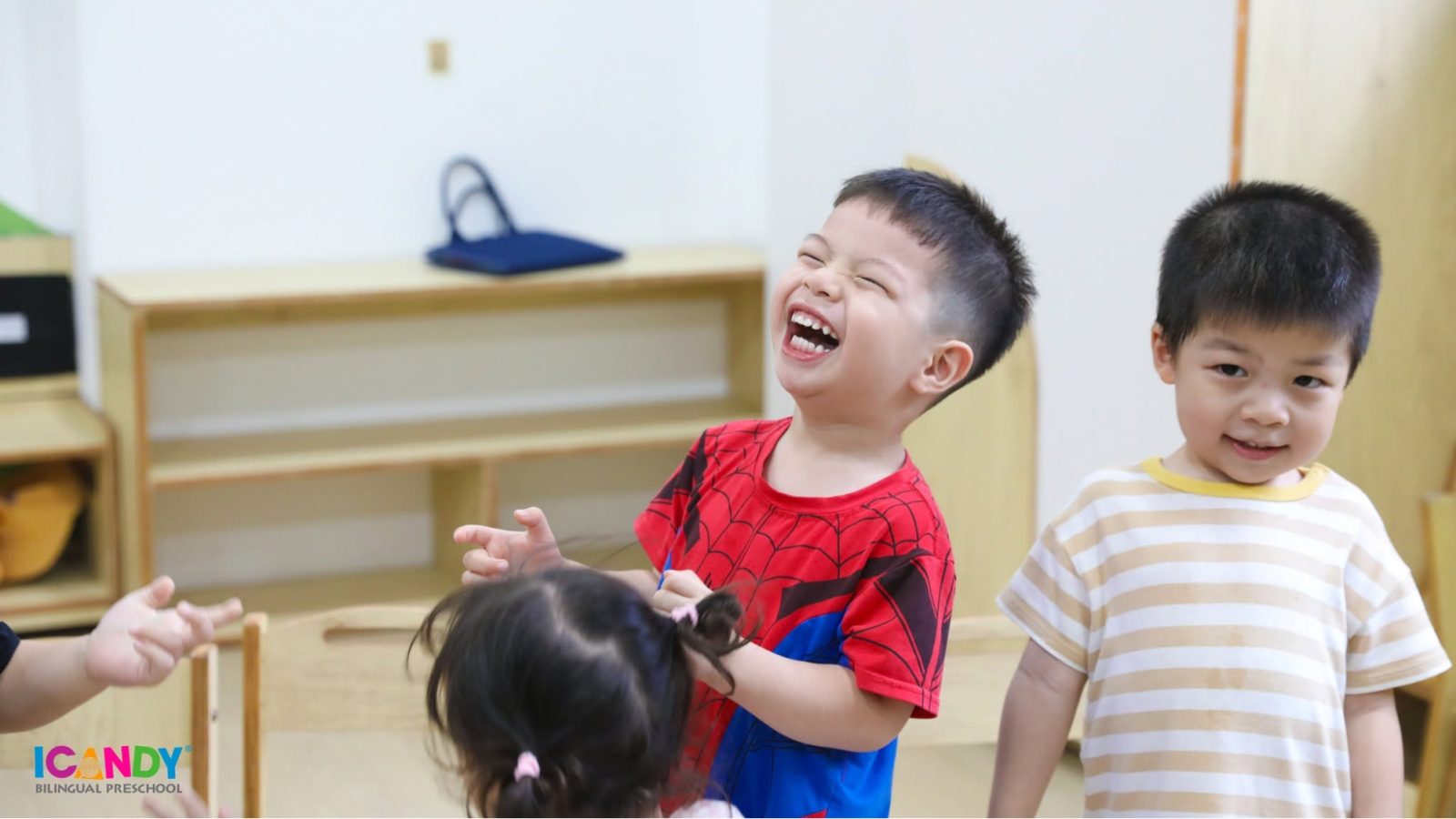 Em bé mầm non hào hứng tham gia các hoạt động trải nghiệm trong buổi học tại ICANDY Preschool