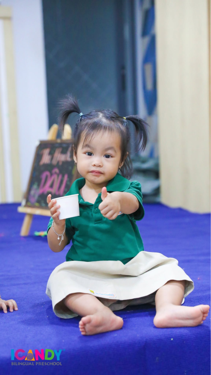 Sự tự tin và nụ cười ngây thơ của em bé mầm non ICANDY Preschool khi tham gia các hoạt động trải nghiệm ẩm thực tại trường