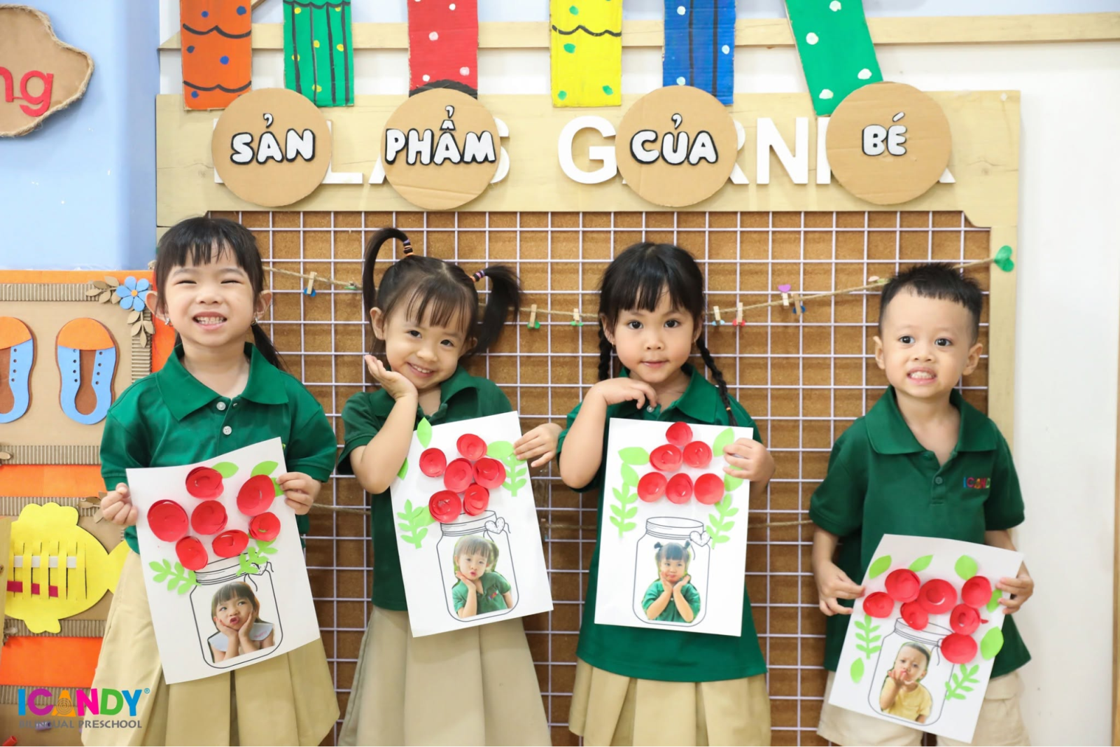 Bé rạng rỡ khoe bức tranh xé dán màu sắc do chính tay mình hoàn thành