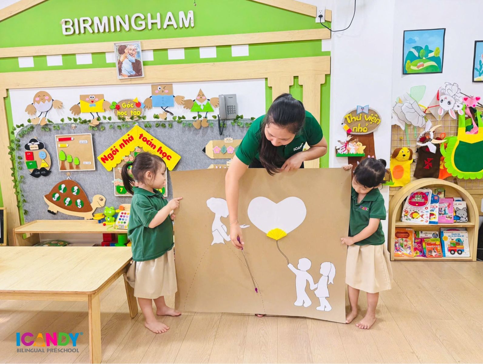 Trẻ mầm non vẽ, dán giấy cùng sự hướng dẫn của cô giáo