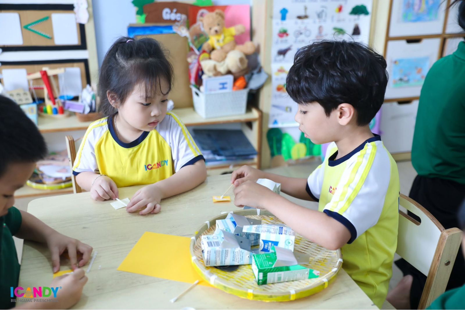 Các bạn nhỏ ICANDY cùng nhau làm làm đồ thủ công, tương tác vui vẻ tại không gian lớp học