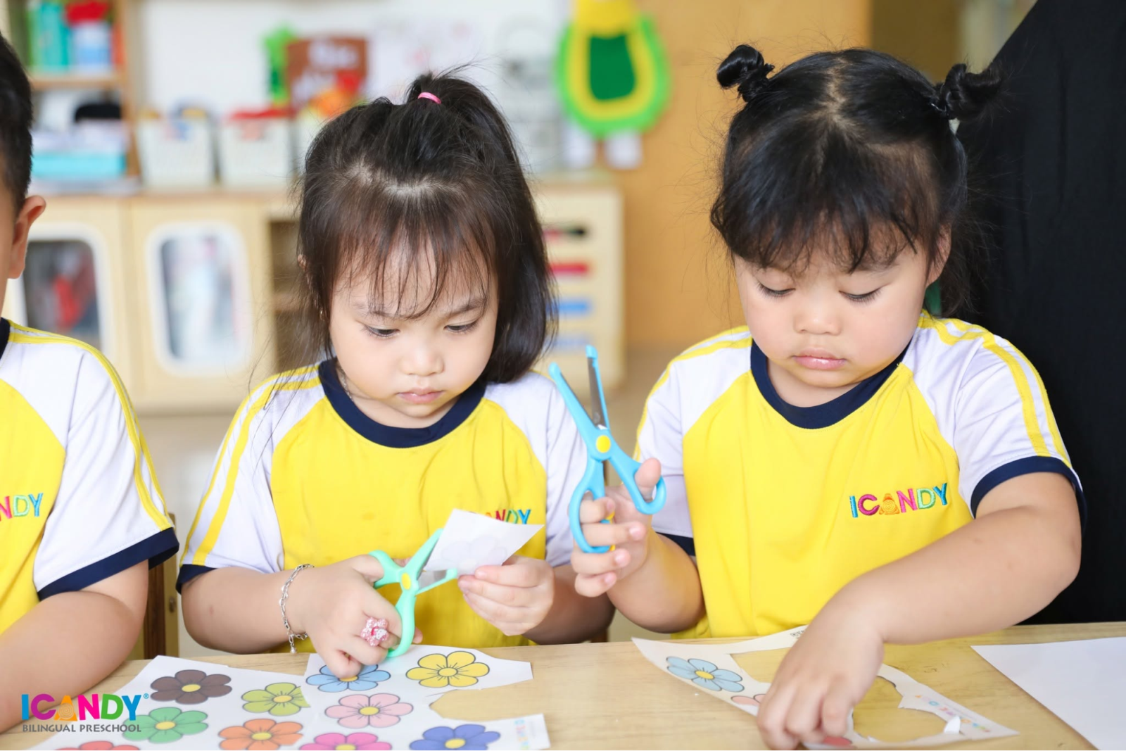 Em bé mầm non cắt, xé dán và làm thủ công tại bàn học