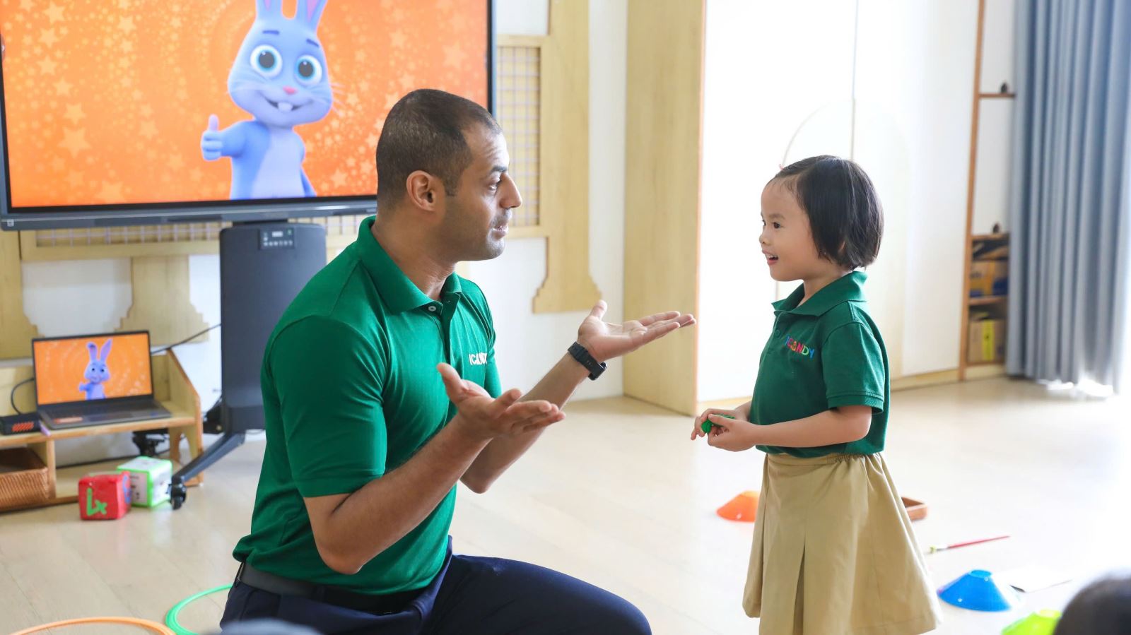Bé tự tin trò chuyện và tương tác tiếng Anh cùng thầy giáo nước ngoài tại ICANDY Preschool.