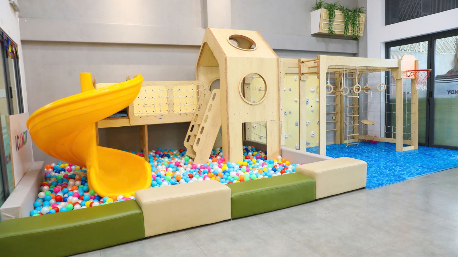 Khu vui chơi vận động trong nhà gồm cầu trượt xoắn và nhà bóng cho trẻ tại ICANDY Preschool