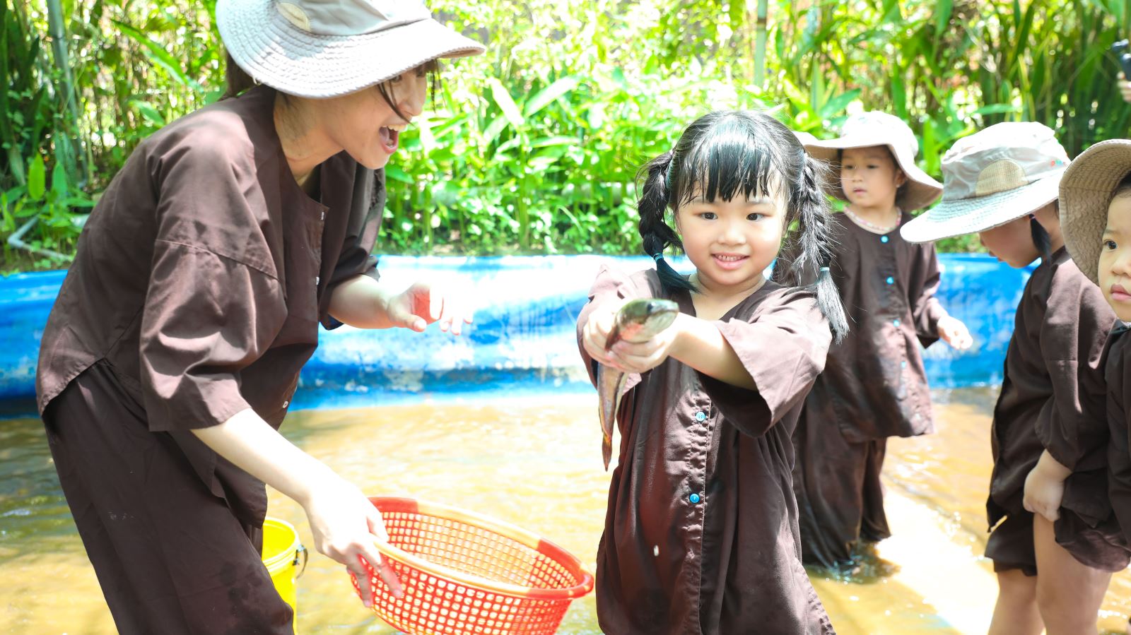 Bé mầm non ICANDY thích thú bắt cá trong chuyến dã ngoại Dragon Farm