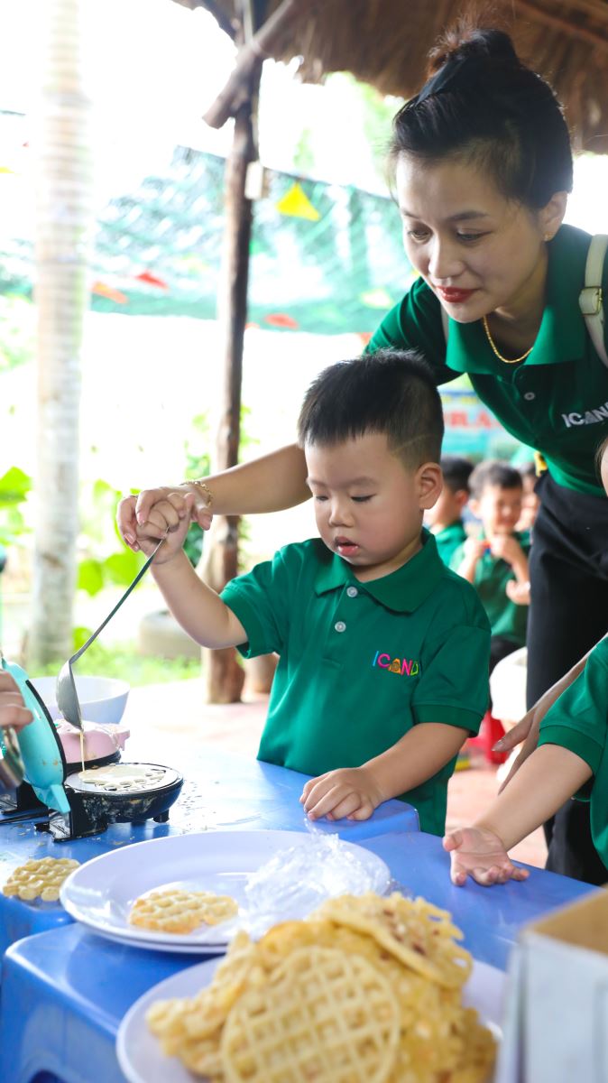 Bé mầm non ICANDY hào hứng học làm bánh kẹp dân gian tại Dragon Farm