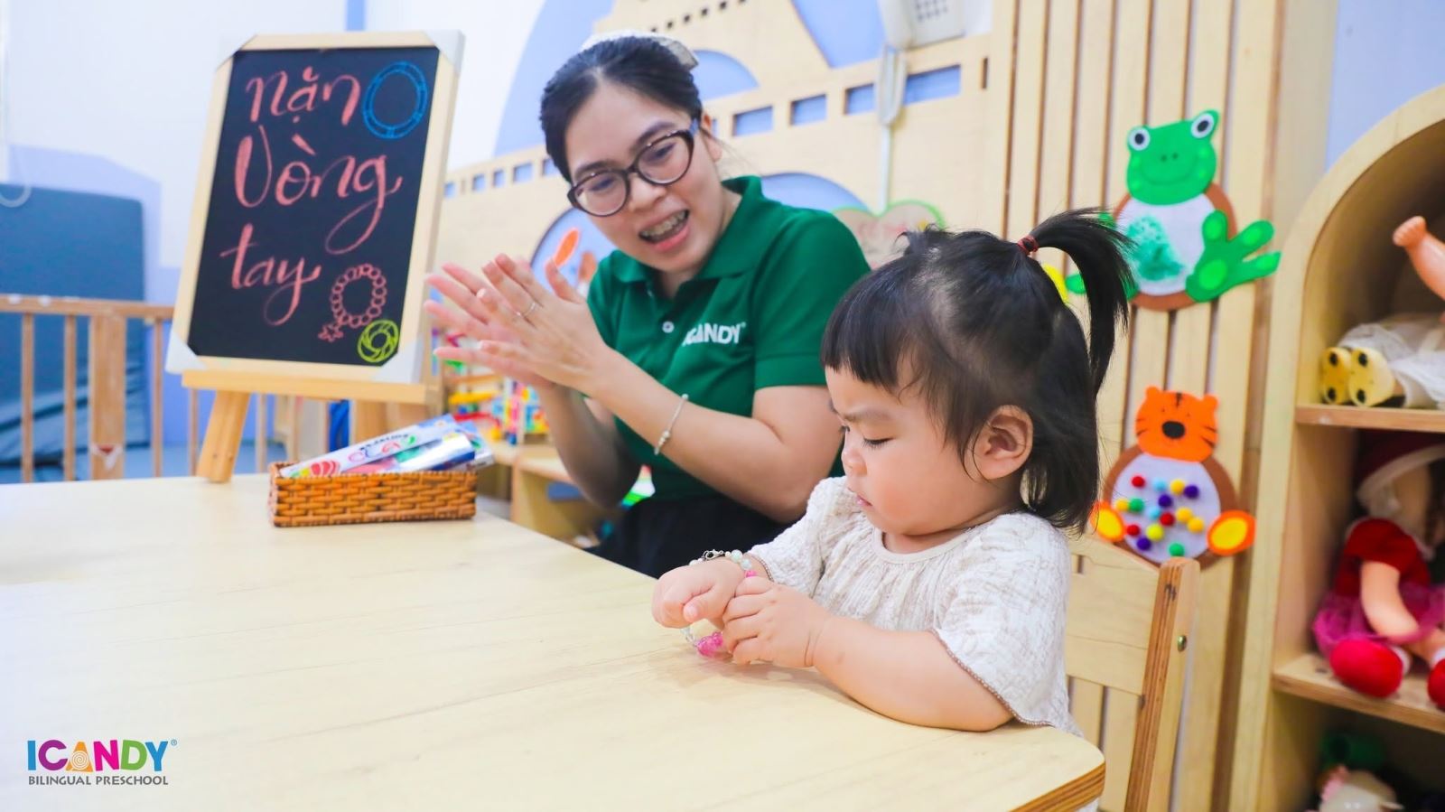 Học sinh tại trường mầm non ICANDY Preschool được giáo viên kiên nhẫn giảng dạy