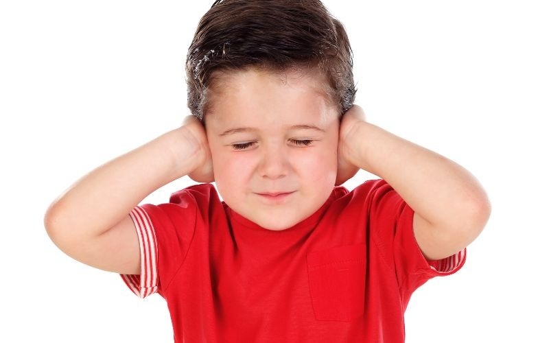 Trẻ mầm non bị xao nhãng và giảm tập trung do tiếng ồn môi trường xung quanh
