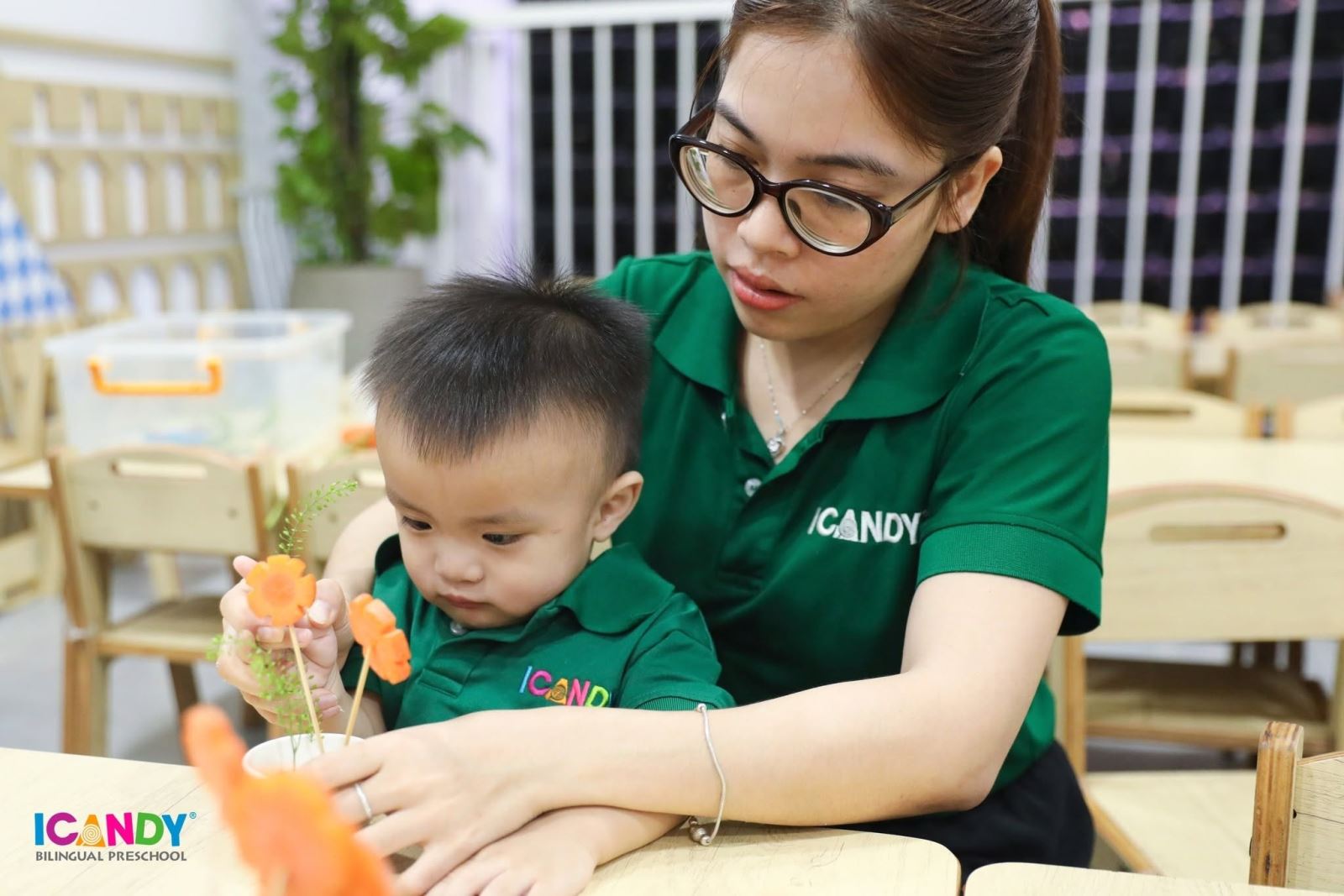 Cô giáo Trường mầm non song ngữ ICANDY kiên nhẫn hướng dẫn giúp trẻ cải thiện khả năng tập trung