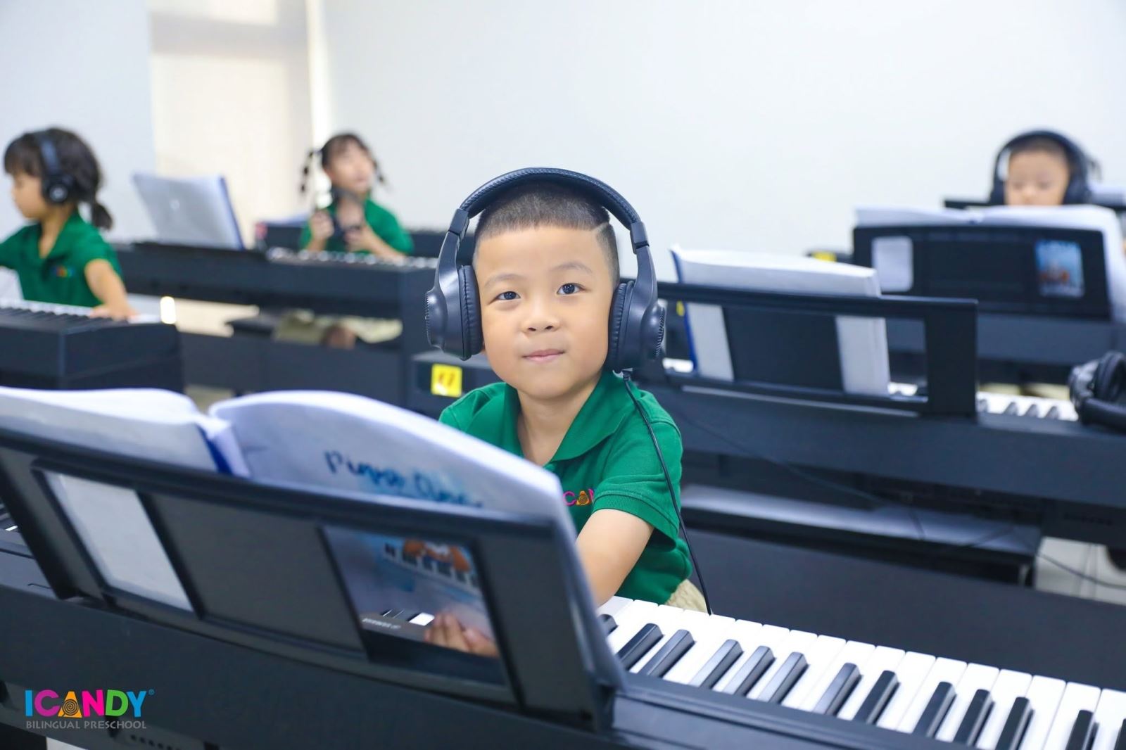 Trẻ mầm non ICANDY rèn luyện sự tập trung và tư duy qua giờ học đàn piano